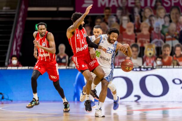 禁区内解围 禁区内解围